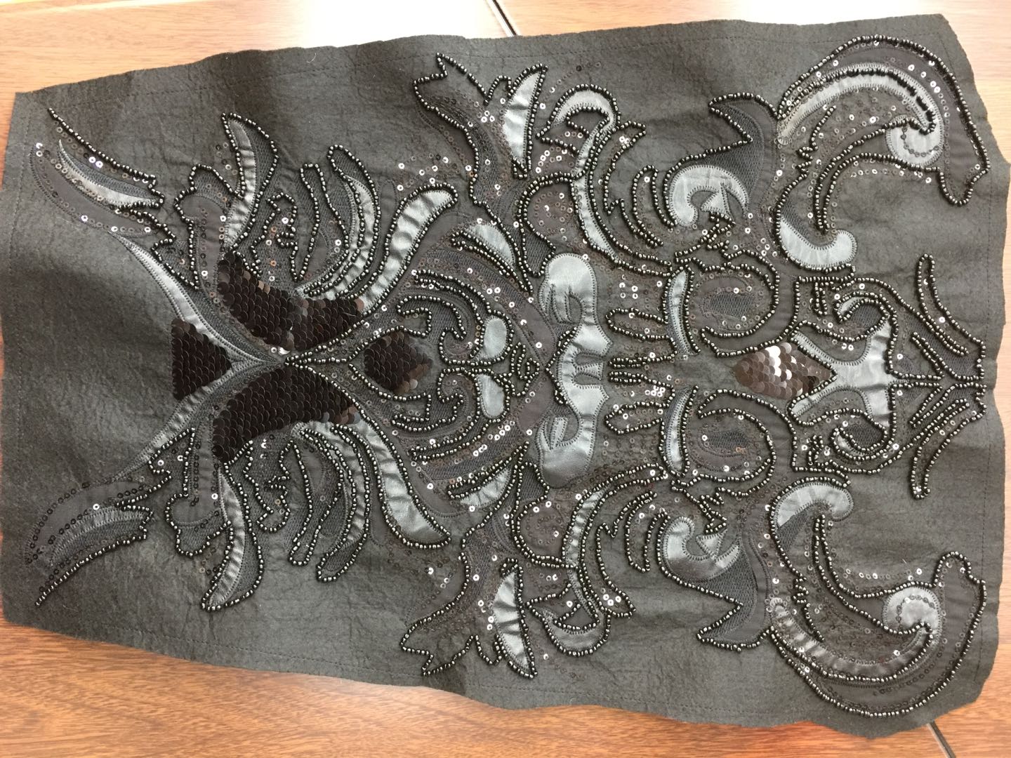 贴布绣+亮片绣+管珠绣